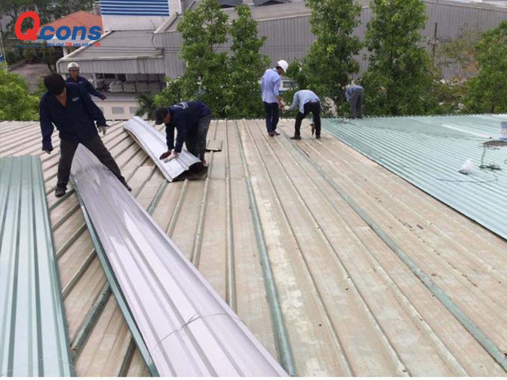 Công tác thay tôn mái Công tác thay tôn mái