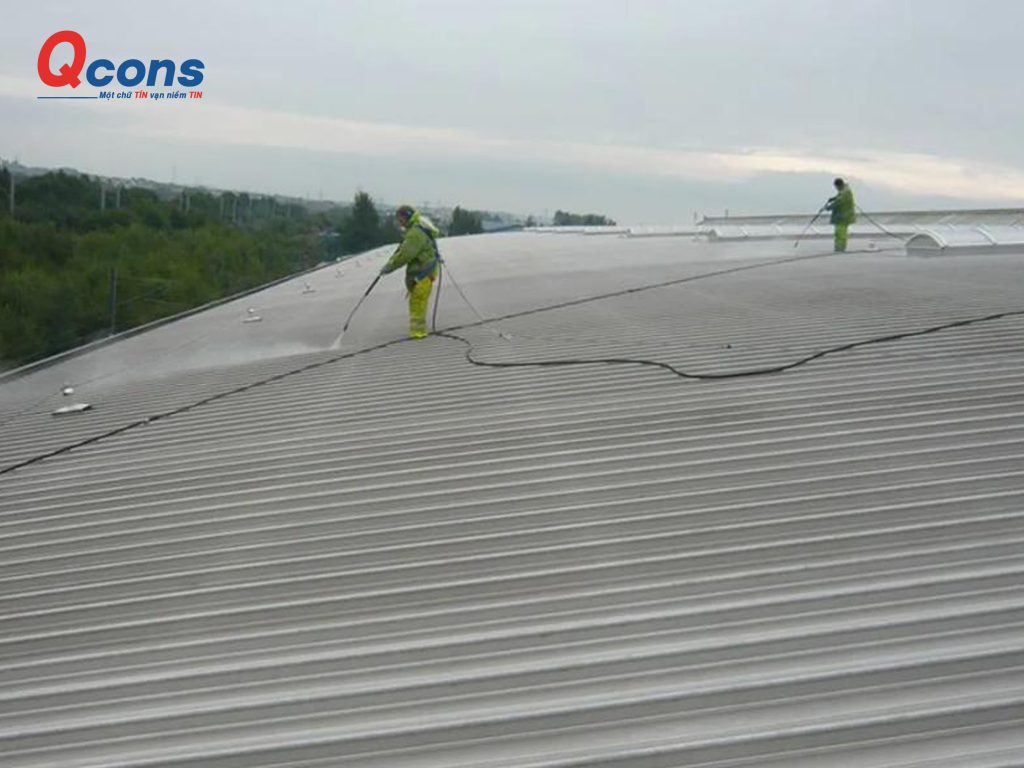 Công tác sơn mặt tôn mái