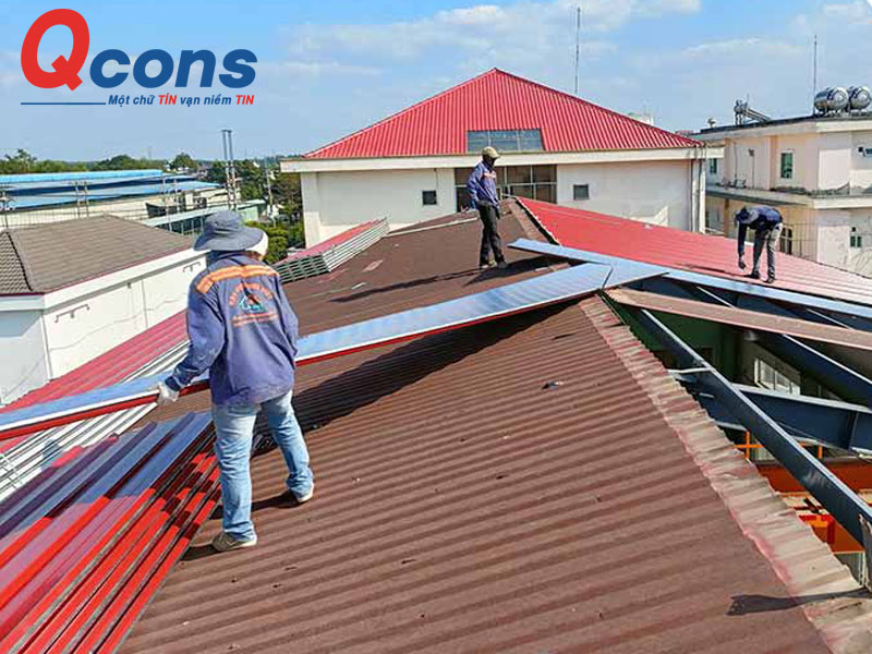 Công tác thay tôn mái nhà xưởng Công tác thay tôn mái nhà xưởng