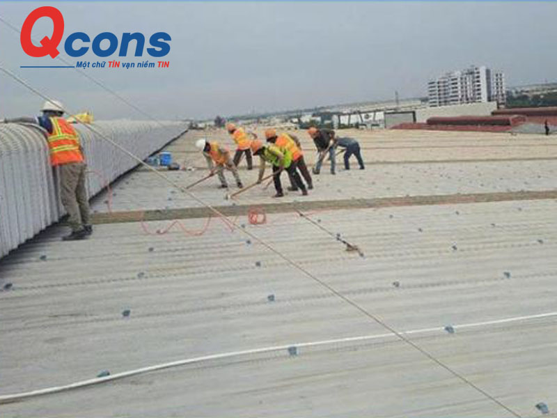 Vệ sinh tôn mái trước khi phun sơn