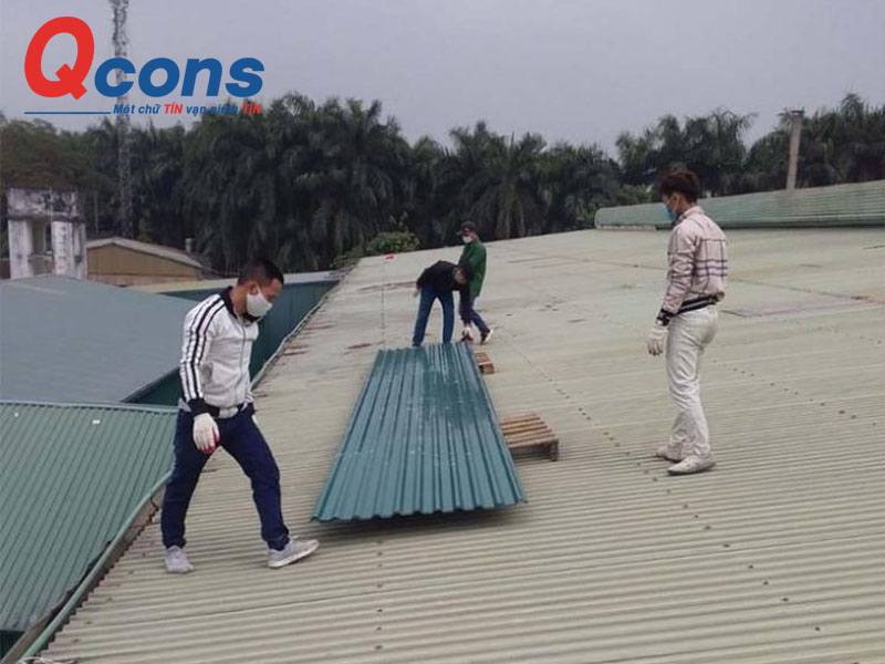 Thay tôn mái nhà xưởng