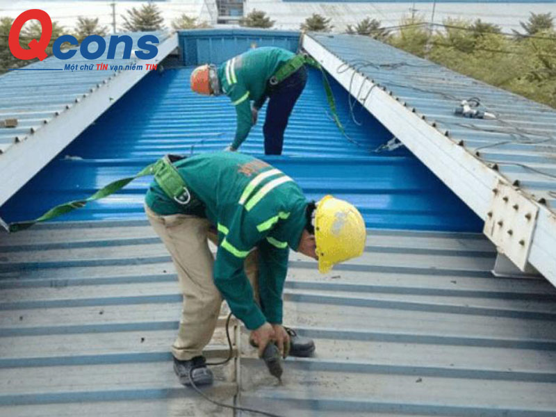 Thay tôn mái nhà xưởng