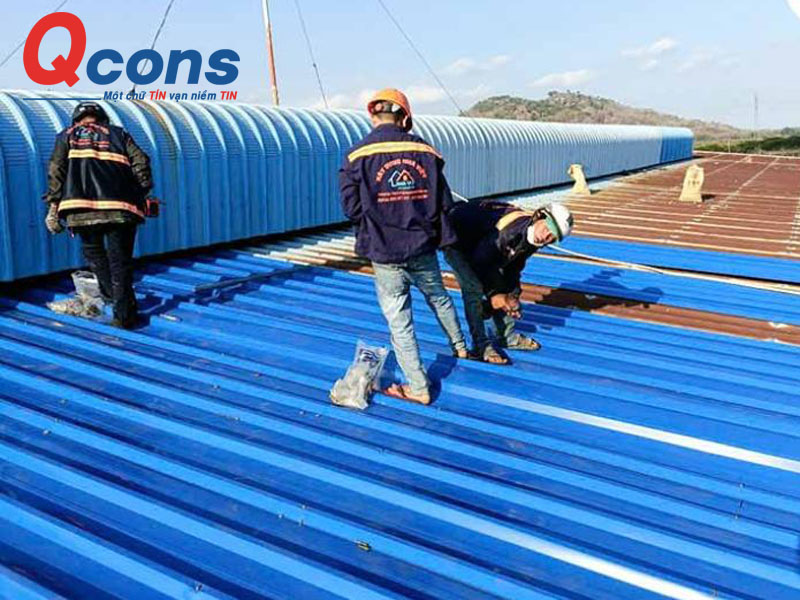 Thay tôn mái nhà xưởng